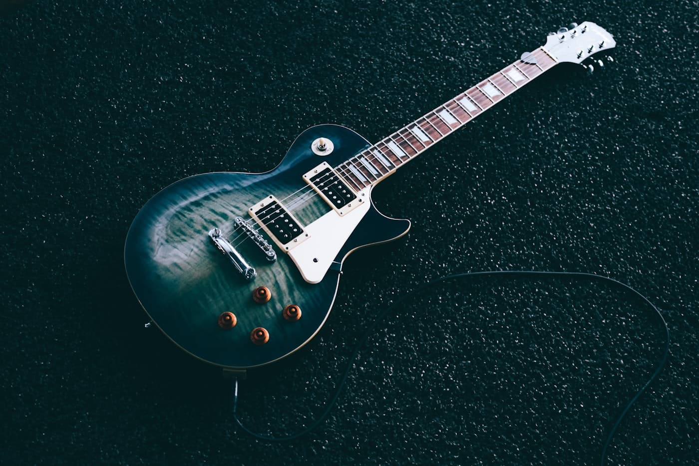 Guitarra bajo luz tenue